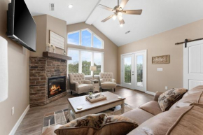 Spacious Retreat, Heart of the City, Indoor Pool, Free Attraction Tickets!